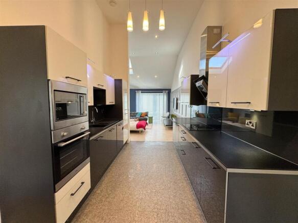 3 bed Town House for sale Image 5