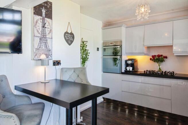 2 bed Apartment for sale Image 6