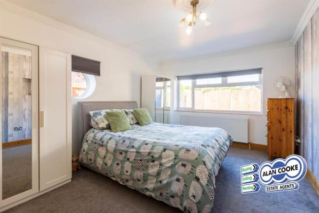 5 bed Detached for sale Image 11