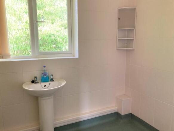 hampton 232 wet room.jpg