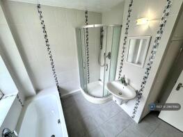 6, 138 York Court, Aldermans Hill, London N13 4QG