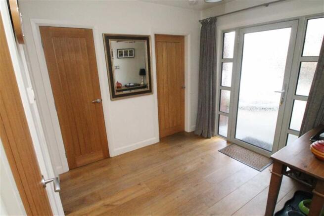 LARGE ENTRANCE HALL