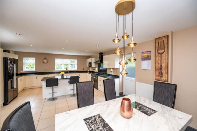 4 bed Detached for sale Image 9
