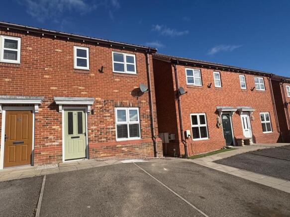 3 bed semi-detached house to rent Meadow Court, T