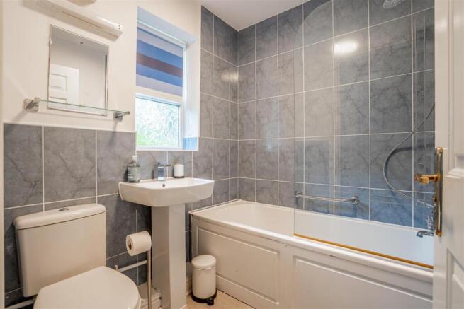2 bed Apartment to rent Image 11