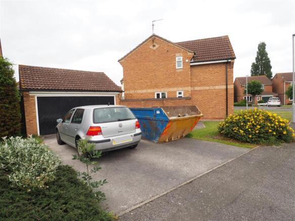 Detached Double Garage & Driveway 245