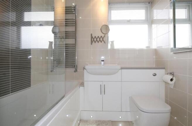 STYLISH FAMILY BATHROOM