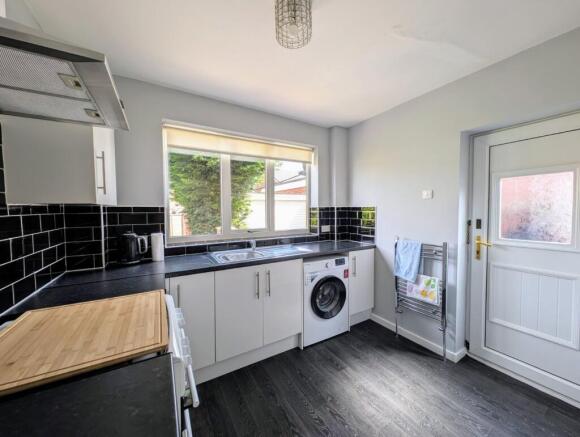 3 bed Semi-Detached to rent Image 4
