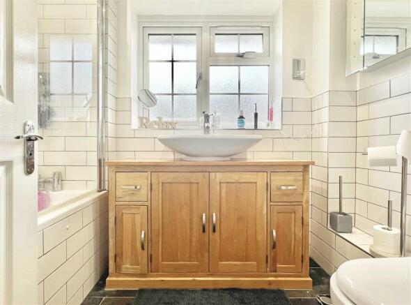 Bathroom b.jpg