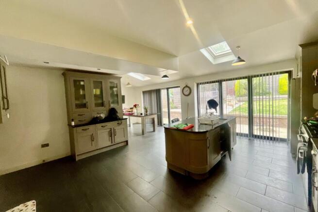 4 bed Semi-Detached for sale Image 6