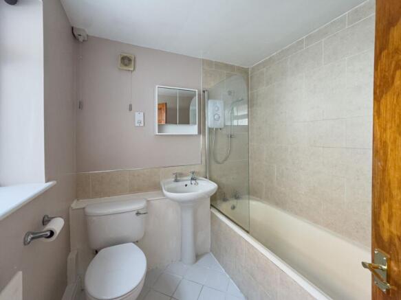 2 bed Terraced to rent Image 4