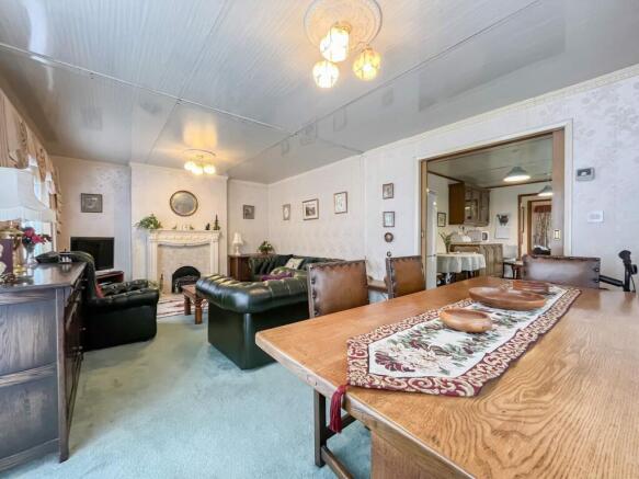 LIVING ROOM/DINER