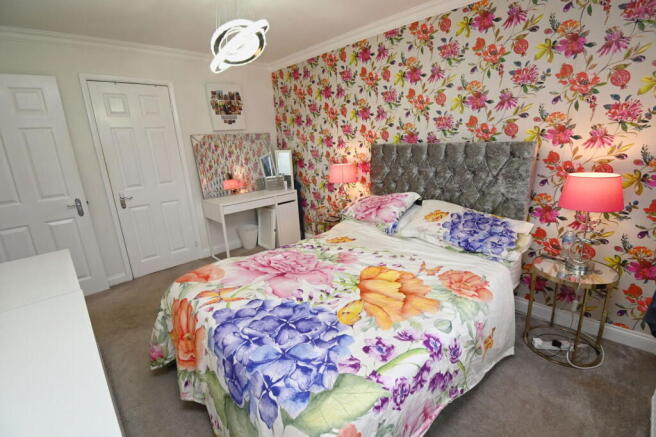 5 bed Detached for sale Image 9