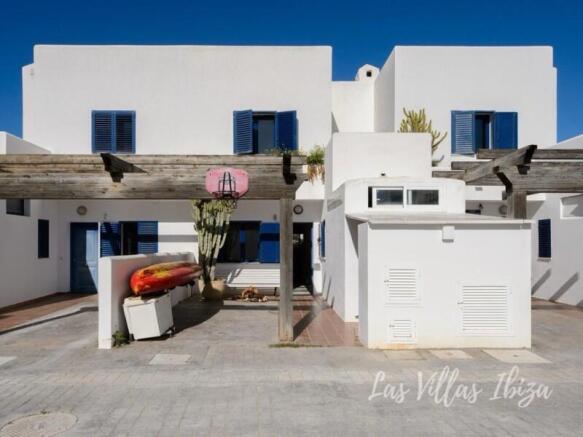 tanira-house-ibiza-facade-cala-de-bou