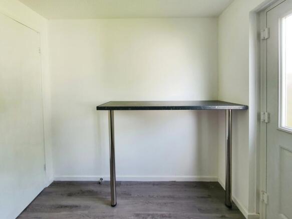 2 bed Semi-Detached to rent Image 9