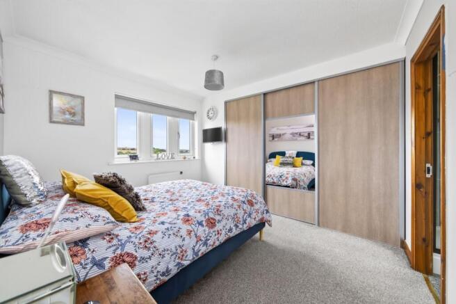 5 bed Detached for sale Image 12
