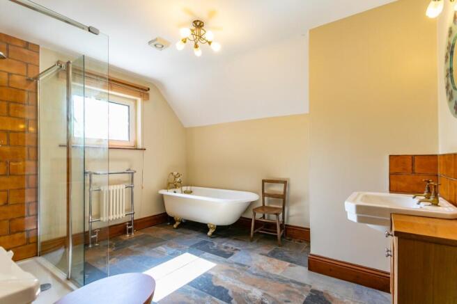 4 bed House for sale Image 11