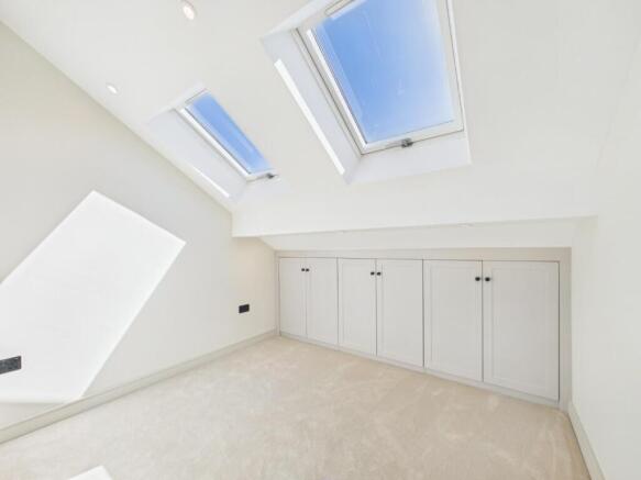4 bed House to rent Image 8