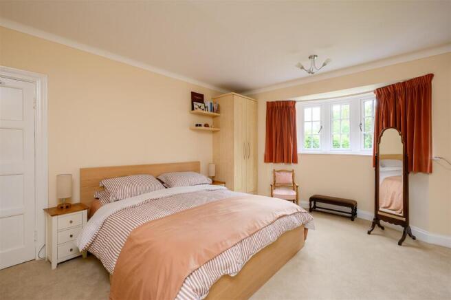 5 bed Detached for sale Image 9