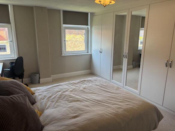 3 bed Flat to rent Image 11
