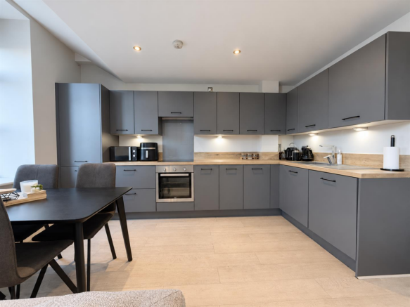 Open Plan Living Room / Dining Area / Fitted Kitch