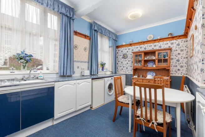 5 bed Detached for sale Image 7