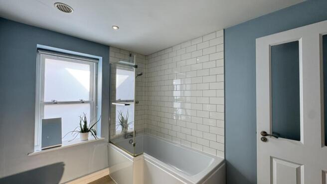 2 bed Flat to rent Image 12