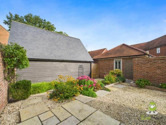 EweMove Estate Agents Basingstoke - Dovecote Way