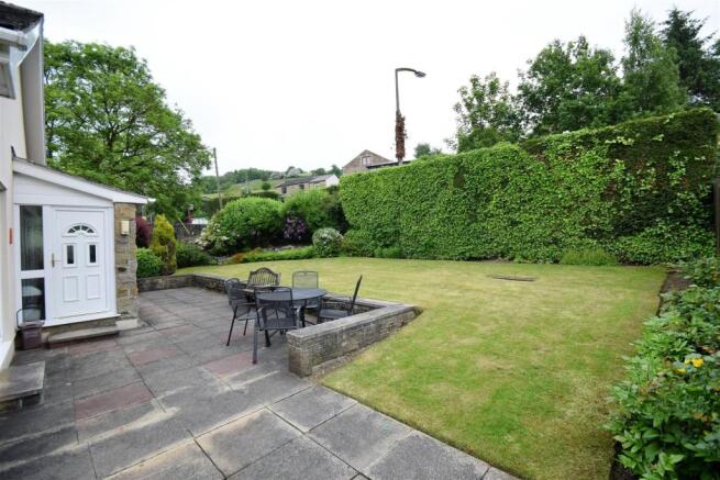 17 Corbiere, Elland Road, Ripponden, HX6 4JN Garde