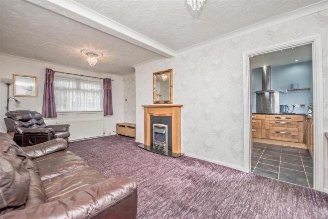 Living Room / Dining Area: