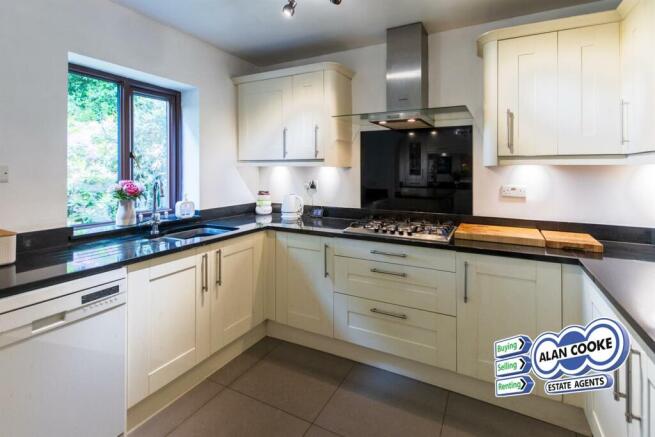 FITTED KITCHEN