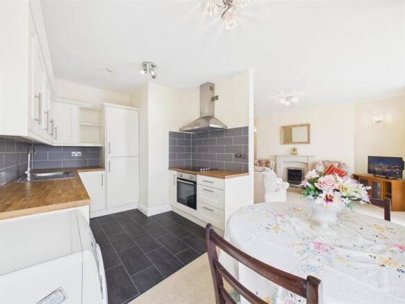 2 bed Flat for sale Image 7