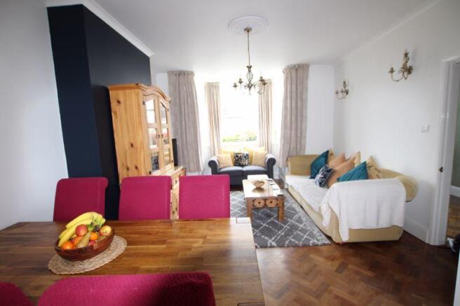 Lounge/dining area