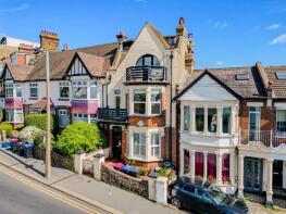 2a, Cliff Gardens, Leigh-on-sea SS9 1EY