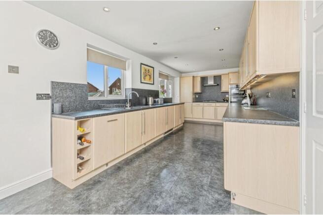 5 bed Detached for sale Image 6