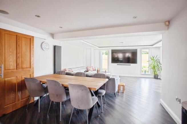 5 bed Detached for sale Image 12