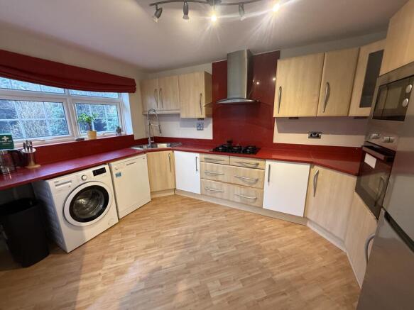 4 bed House to rent Image 7
