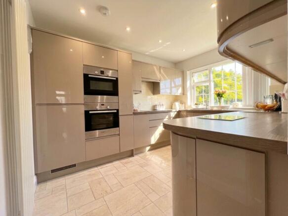 4 bed Semi-Detached for sale Image 6