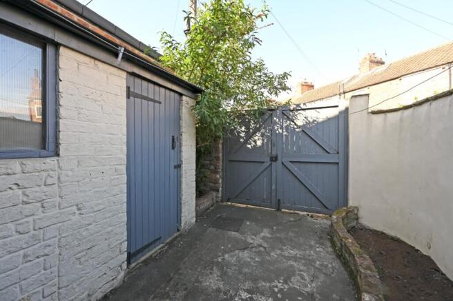 2 bed End of Terrace to rent Image 10