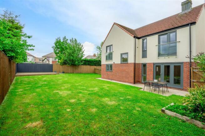 2 bed Semi-Detached to rent Image 12