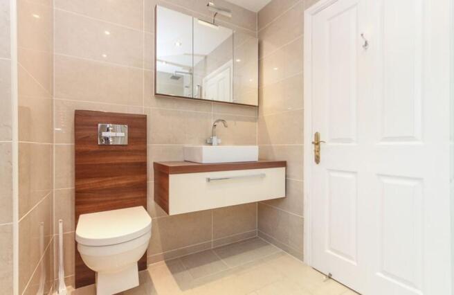 Master ensuite 2