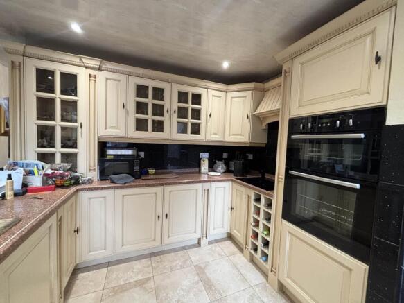4 bed Detached for sale Image 9