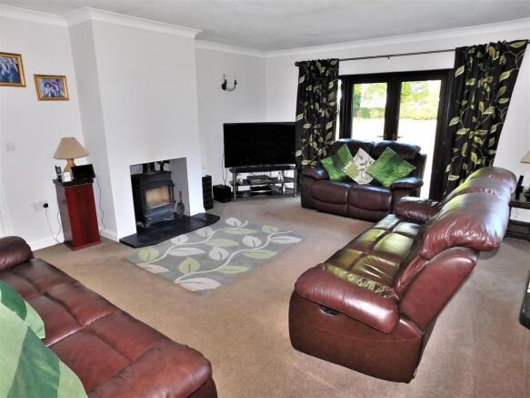 LIVING ROOM 1.JPG