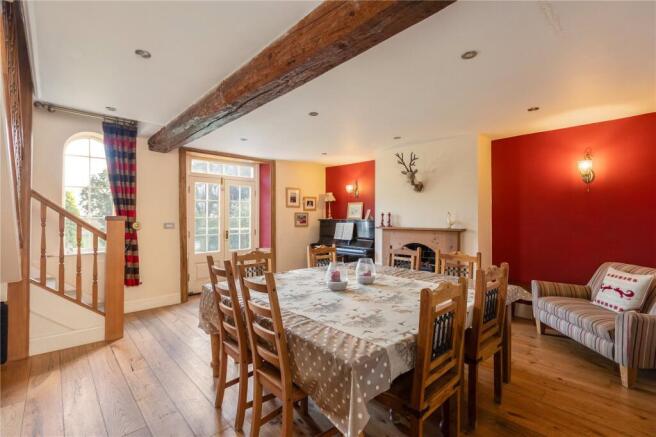 5 bed Detached for sale Image 7