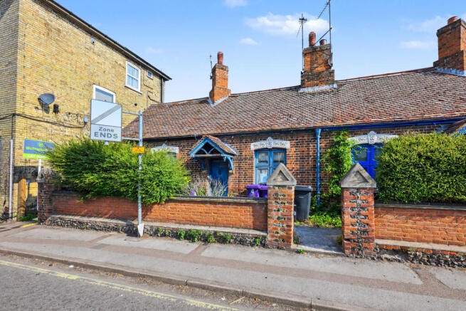 4 The Alms Houses, Queens Road, Royston SG8 7AP