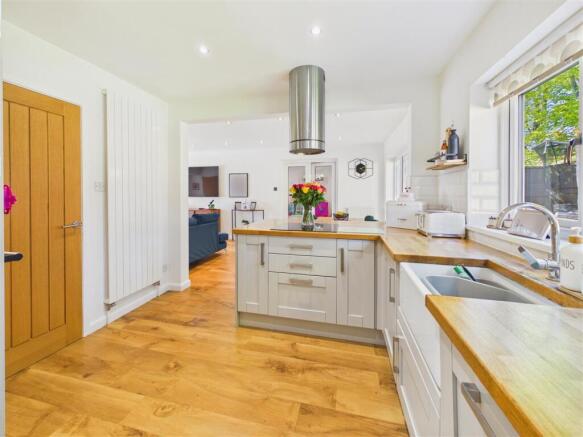 4 bed Detached for sale Image 10