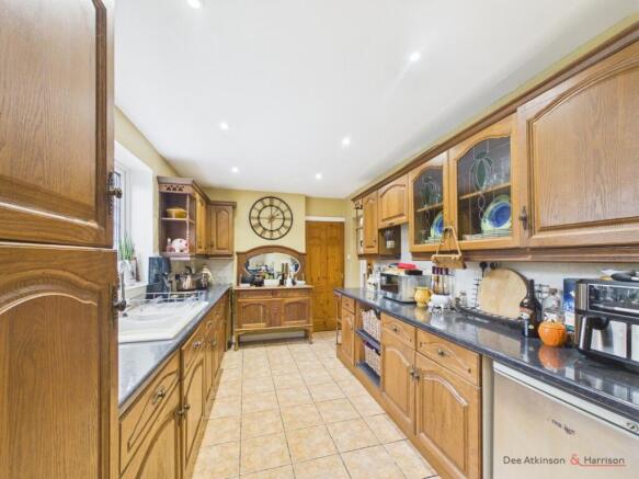4 bed Detached for sale Image 12