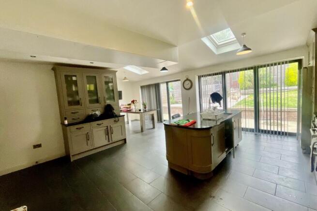 4 bed Semi-Detached for sale Image 8