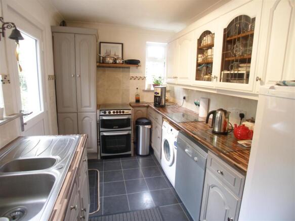 FITTED KITCHEN