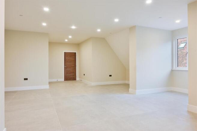 FLAT 7 WINSCOMBE COURT- (3).jpg